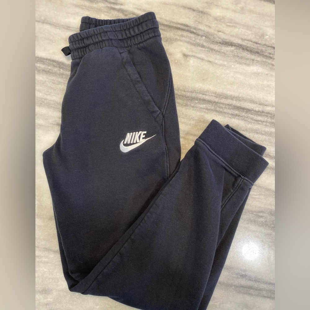 Nike black joggers
Youth Large